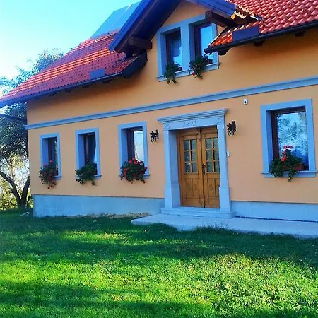 Pri Lazarju Farm Podgrad (Osrednjeslovenska)